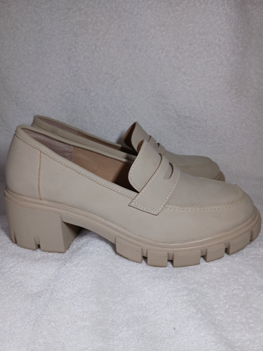 Sincerely Jules Womens Chunky Lug Loafer Heels in Beige,Size 9
